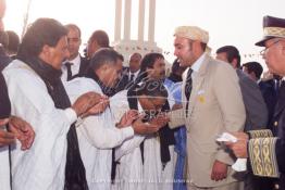 Image du Maroc Professionnelle de  Le Roi Mohammed VI est accueillit par les notable du sud à son arrivée à Laayoune, Jeudi 1er novembre 2001.
Le Roi du Maroc entame une nouvelle visite historique dans les provinces du sud du Maroc comprenant Dakhla et Laayoune. (Photo / Abdeljalil Bounhar) 